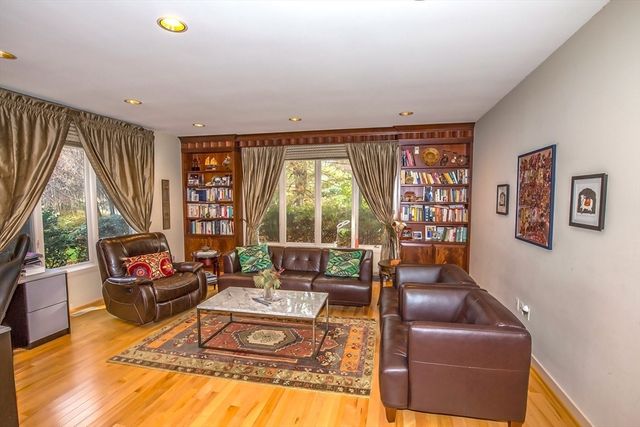 70 Tennyson Dr, Longmeadow, MA 01106