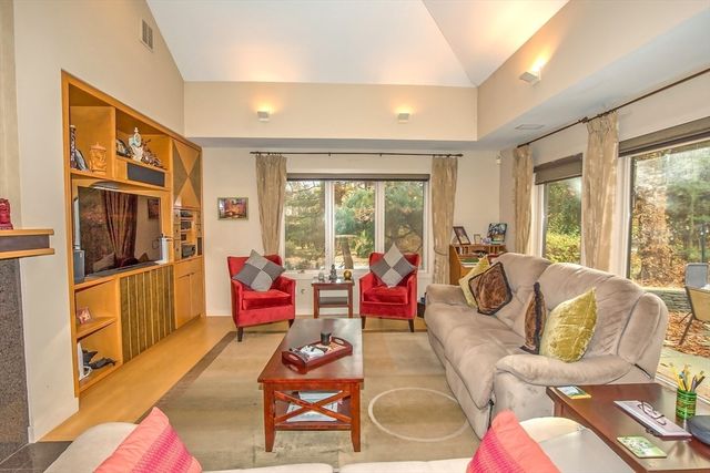 70 Tennyson Dr, Longmeadow, MA 01106