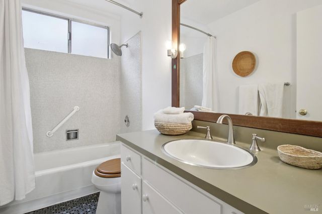 34 Fair Dr, San Rafael, CA 94901