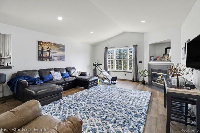 153 S Vista, Auburn Hills, MI 48326