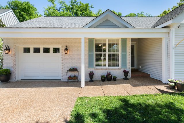 1129 McDonough Cir, Thompsons Station, TN 37179
