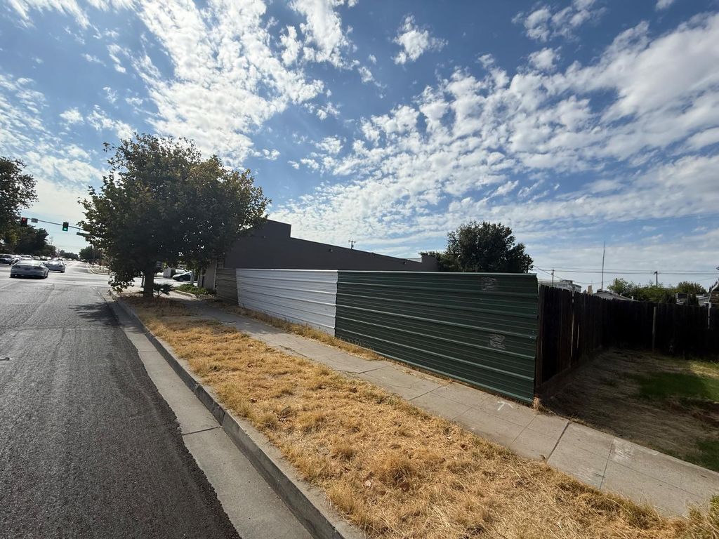 304 N D Street, Madera, CA 93638