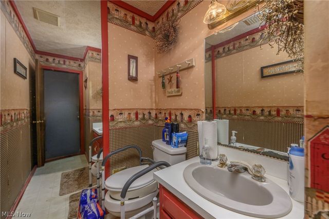 1805 Heritage Circle, Dover, OH 44622