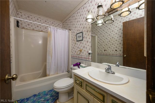 1805 Heritage Circle, Dover, OH 44622