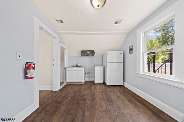 134 Dewey St, Newark City, NJ 07112