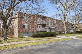 25 Lionel Ave E, Waltham, MA 02452