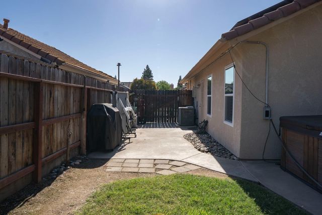 121 Magnolia Avenue, Clovis, CA 93611