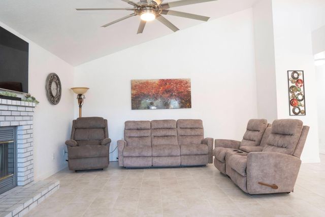 121 Magnolia Avenue, Clovis, CA 93611