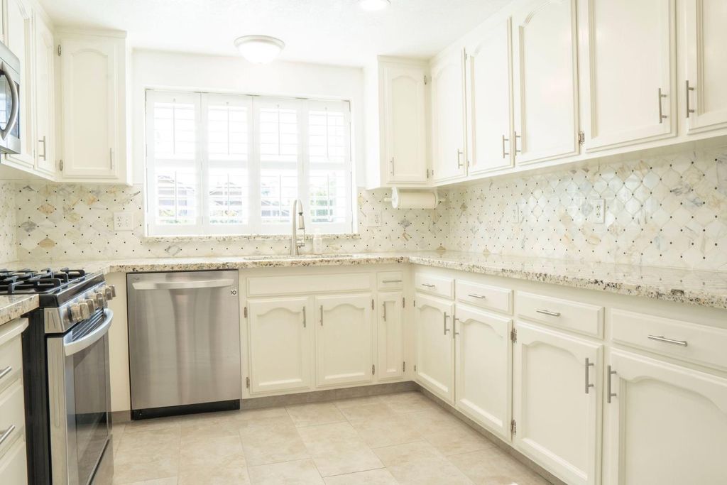 Image 12 of property listing at 121 Magnolia Avenue, Clovis, CA 93611
