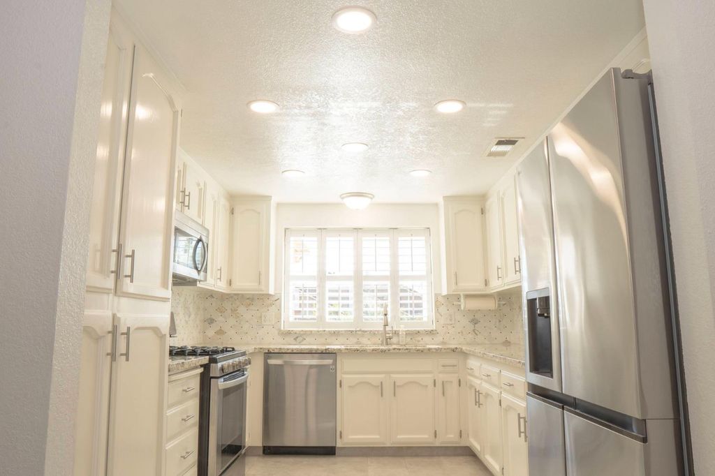 Image 13 of property listing at 121 Magnolia Avenue, Clovis, CA 93611