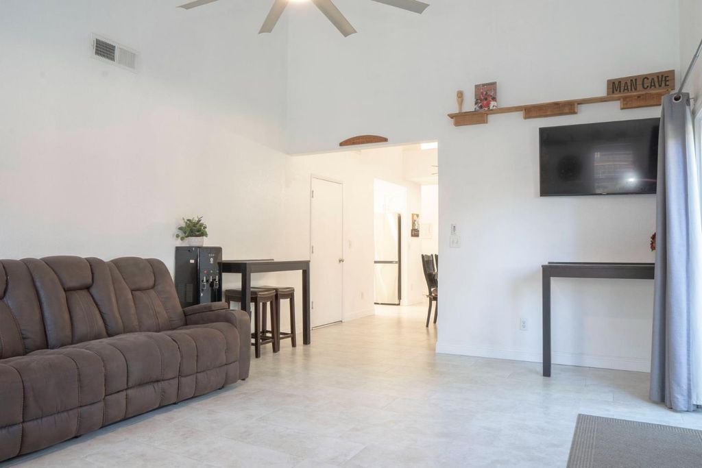 Image 19 of property listing at 121 Magnolia Avenue, Clovis, CA 93611