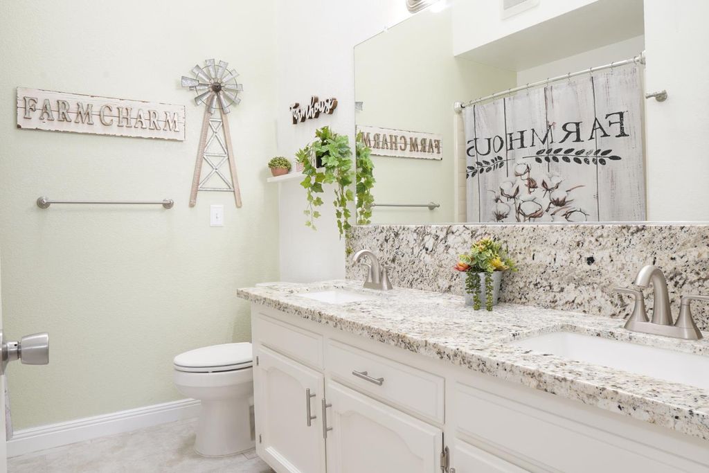 Image 20 of property listing at 121 Magnolia Avenue, Clovis, CA 93611