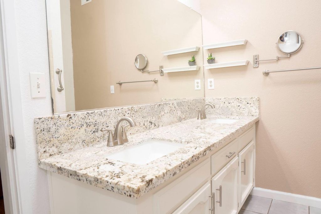 Image 28 of property listing at 121 Magnolia Avenue, Clovis, CA 93611