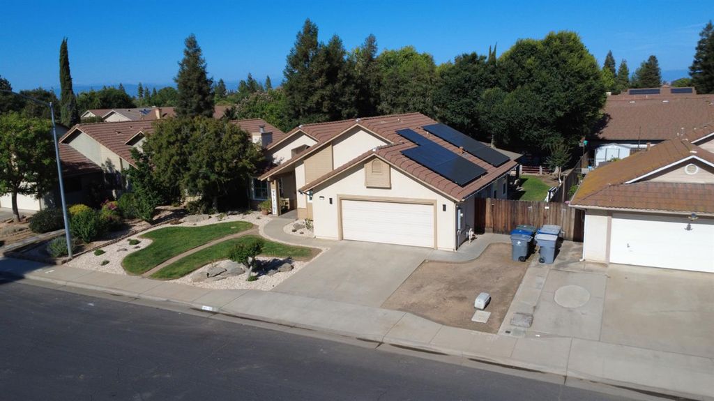 Image 48 of property listing at 121 Magnolia Avenue, Clovis, CA 93611
