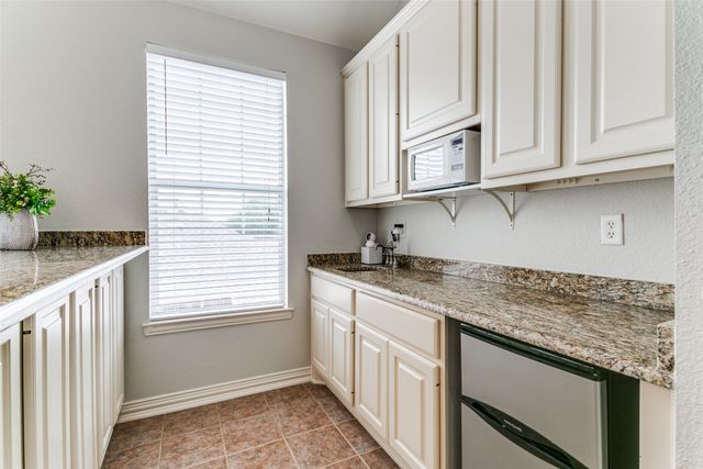 869 Winchester Drive, Lewisville, TX 75056