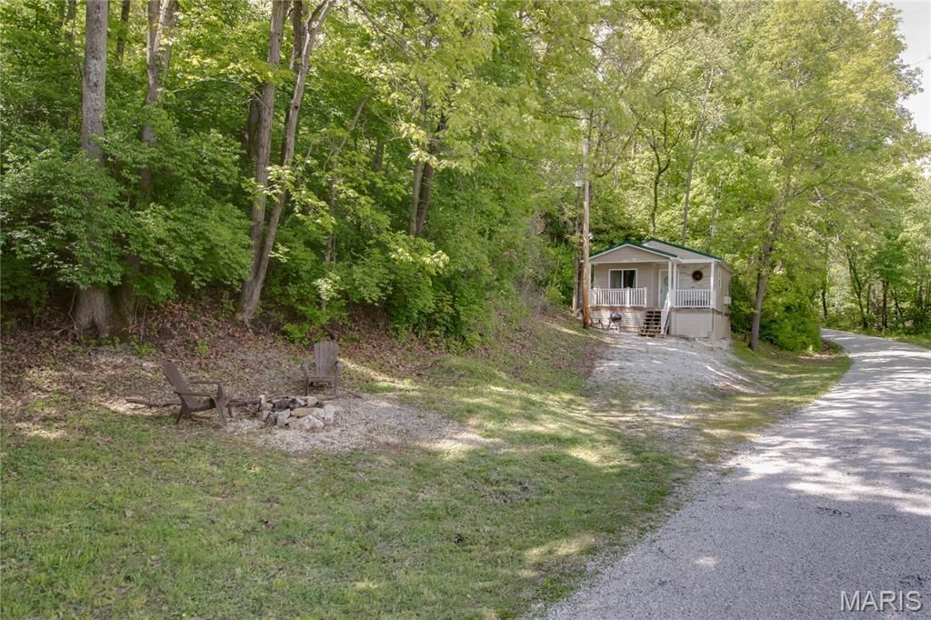 Image 1 of property listing at 1144 500 E, Hillview, IL 62050