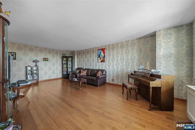 2200 N Central Road 6H, Fort Lee, NJ 07024