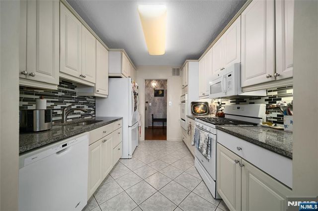 2200 N Central Road 6H, Fort Lee, NJ 07024