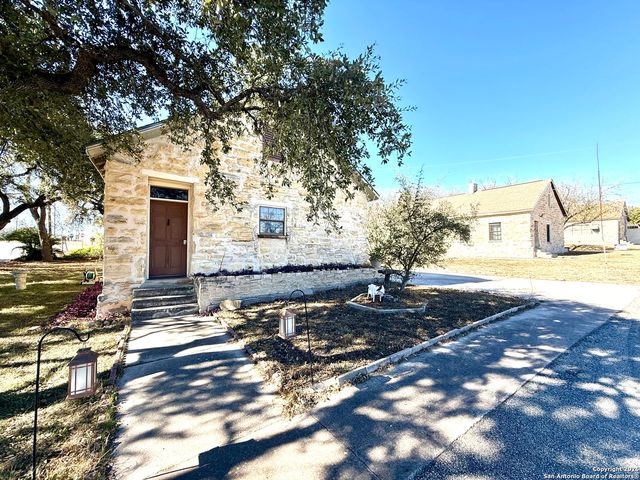 1 Mackenzie, Brackettville, TX 78832