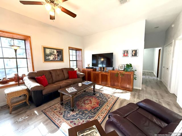 1 Mackenzie, Brackettville, TX 78832