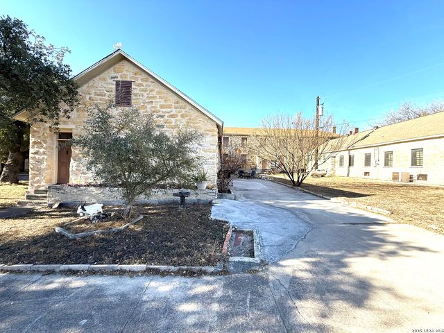 1 Mackenzie, Brackettville, TX 78832