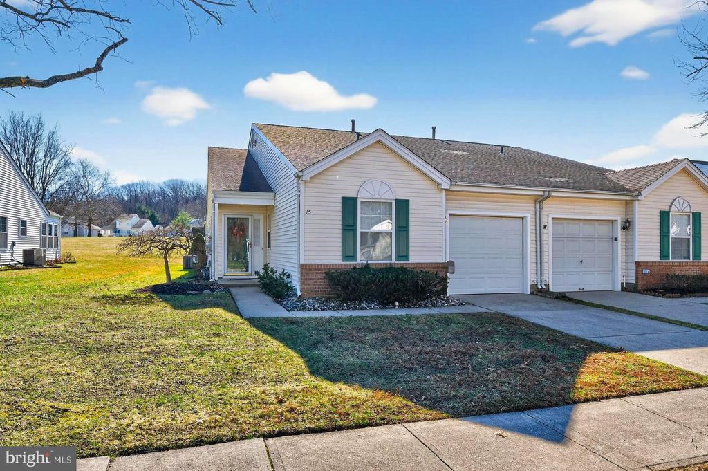 15 PEPPERGRASS DR N, Mount Laurel, NJ 08054