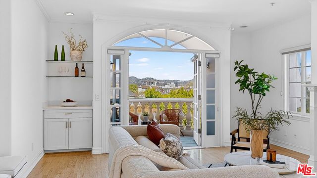 9848 Vidor Drive 402, Los Angeles, CA 90035