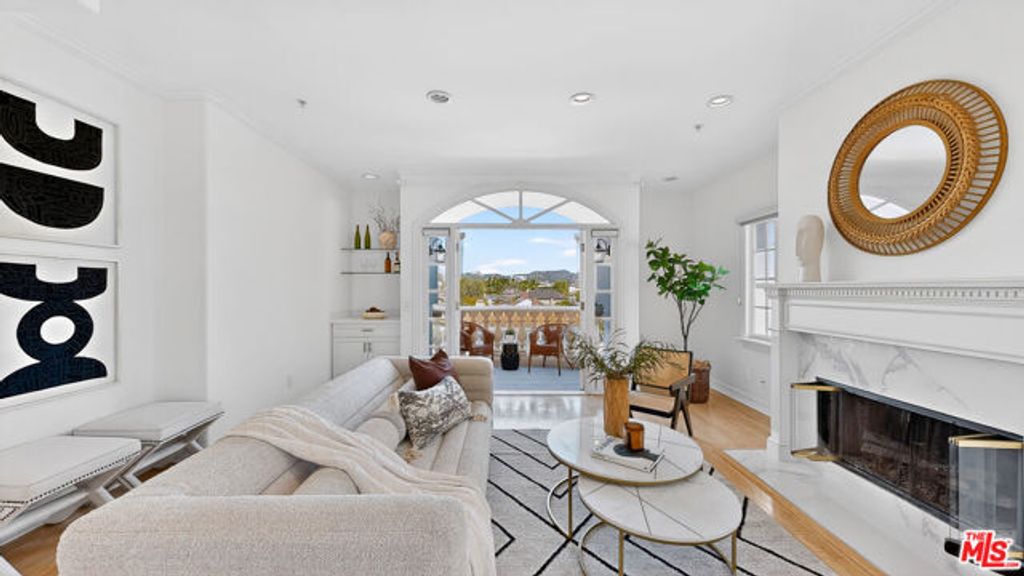 9848 Vidor Drive 402, Los Angeles, CA 90035