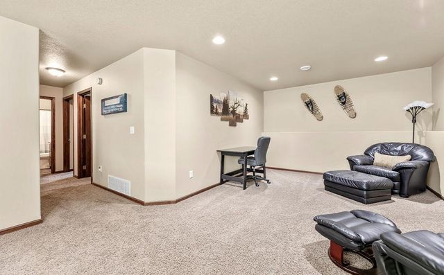 6089 55th Avenue S, Fargo, ND 58104
