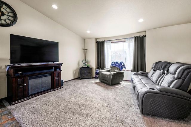 6089 55th Avenue S, Fargo, ND 58104