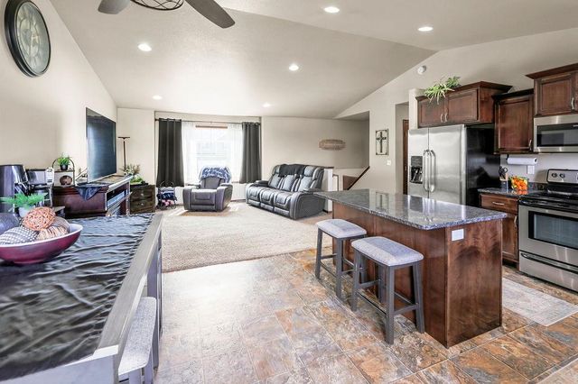 6089 55th Avenue S, Fargo, ND 58104