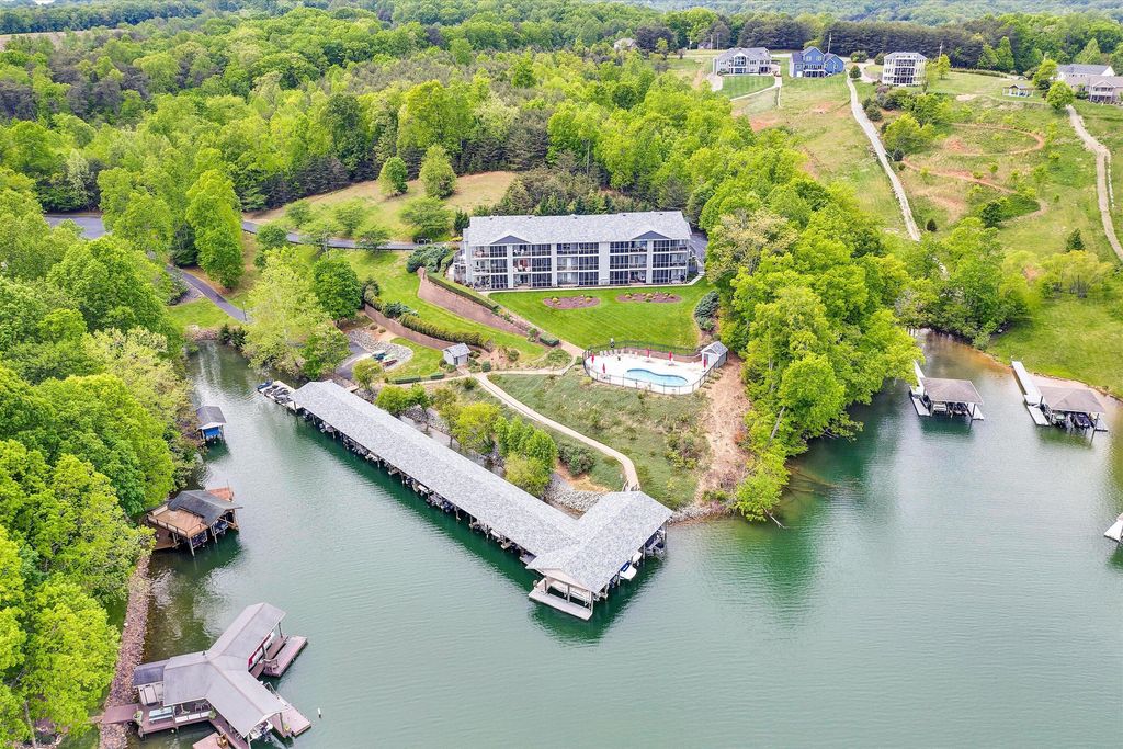 200 Bay Shore Dr Unit 115, Moneta, VA 24121