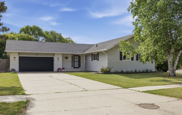 57 Prairiewood Drive S, Fargo, ND 58103