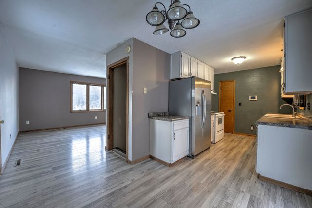 933 Hiawatha St, Minot, ND 58701