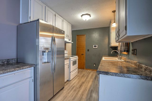 933 Hiawatha St, Minot, ND 58701