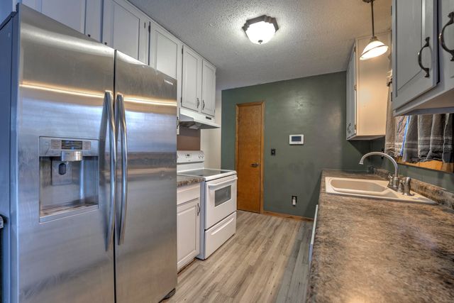 933 Hiawatha St, Minot, ND 58701