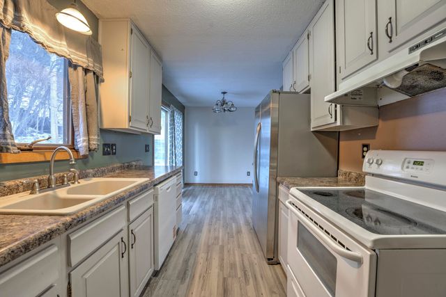 933 Hiawatha St, Minot, ND 58701