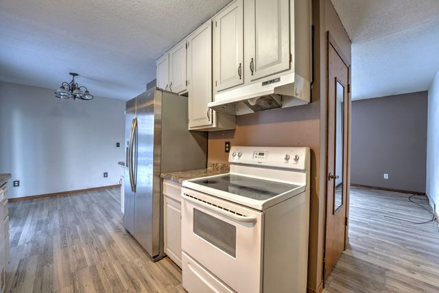 933 Hiawatha St, Minot, ND 58701