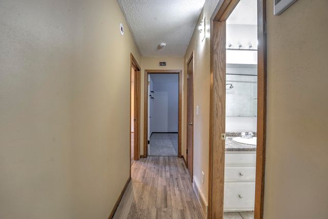 933 Hiawatha St, Minot, ND 58701