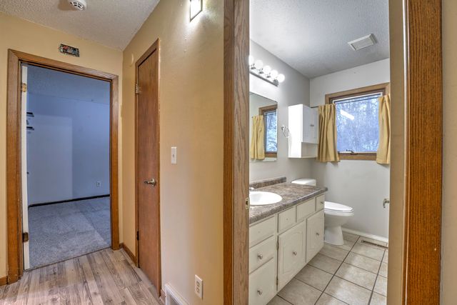 933 Hiawatha St, Minot, ND 58701