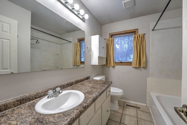 933 Hiawatha St, Minot, ND 58701