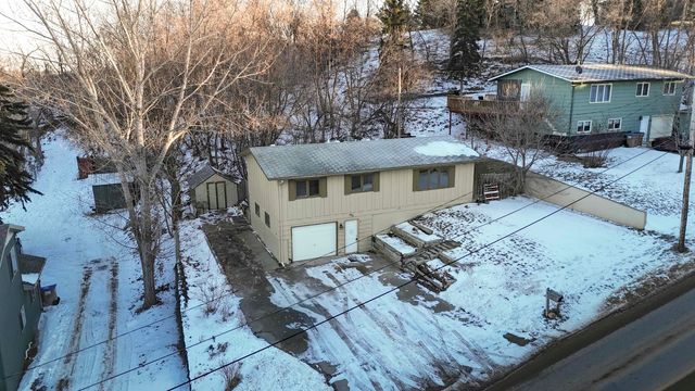 933 Hiawatha St, Minot, ND 58701