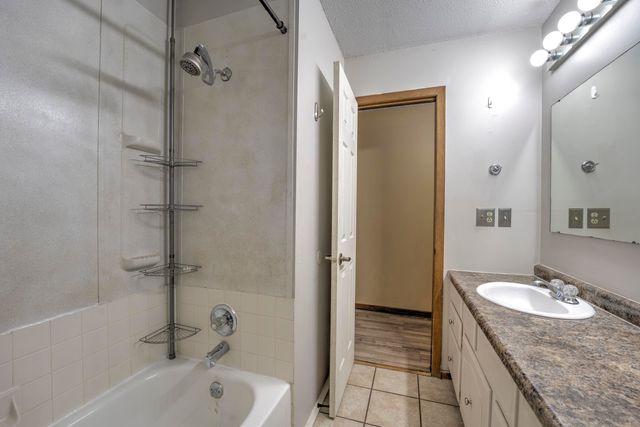 933 Hiawatha St, Minot, ND 58701