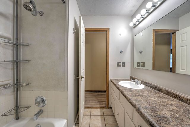 933 Hiawatha St, Minot, ND 58701