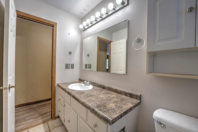 933 Hiawatha St, Minot, ND 58701