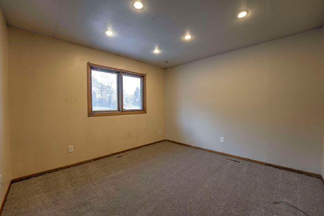 933 Hiawatha St, Minot, ND 58701