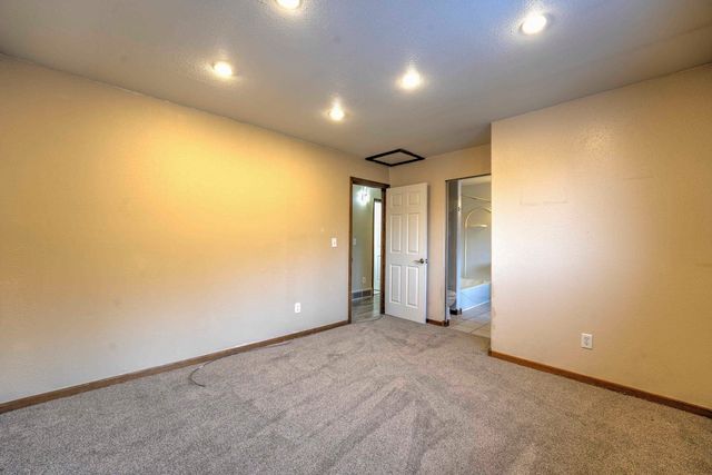 933 Hiawatha St, Minot, ND 58701