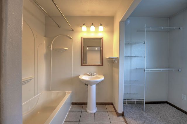 933 Hiawatha St, Minot, ND 58701