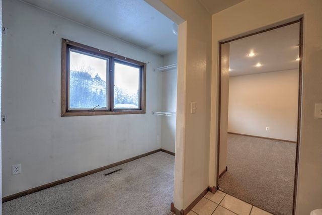 933 Hiawatha St, Minot, ND 58701