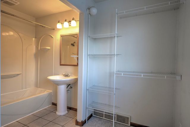 933 Hiawatha St, Minot, ND 58701